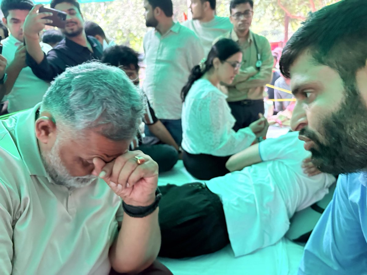 pappuyadavjapl's tweet photo. भारत जहां डॉक्टरों की भारी कमी है वहां
35000 से अधिक MBBS डॉक्टर बेरोजगार
ऑटो चला,रेहड़ी लगा जीवनयापन को मजबूर

क्योंकि निजी मेडिकल कॉलेज माफिया उन्हें अपने
पेशा से बाहर कर रखा है।मोदी सरकार उन
माफियाओं के इशारे पर नाच रही है।यह सारे डॉक्टर 
विदेश से प्रशिक्षित हैं यही कसूर है! https://t.co/9YXEOAlPLg