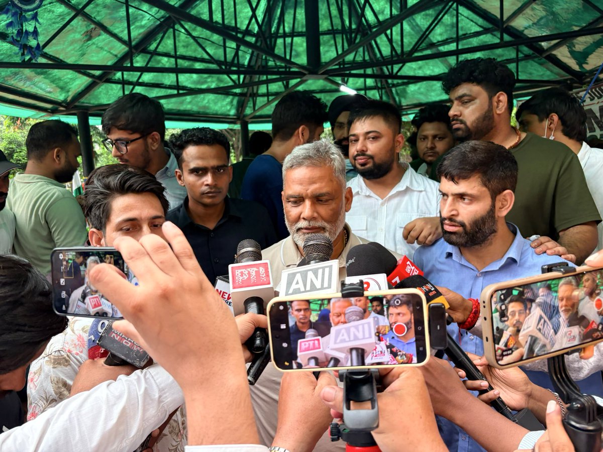 pappuyadavjapl's tweet photo. भारत जहां डॉक्टरों की भारी कमी है वहां
35000 से अधिक MBBS डॉक्टर बेरोजगार
ऑटो चला,रेहड़ी लगा जीवनयापन को मजबूर

क्योंकि निजी मेडिकल कॉलेज माफिया उन्हें अपने
पेशा से बाहर कर रखा है।मोदी सरकार उन
माफियाओं के इशारे पर नाच रही है।यह सारे डॉक्टर 
विदेश से प्रशिक्षित हैं यही कसूर है! https://t.co/9YXEOAlPLg