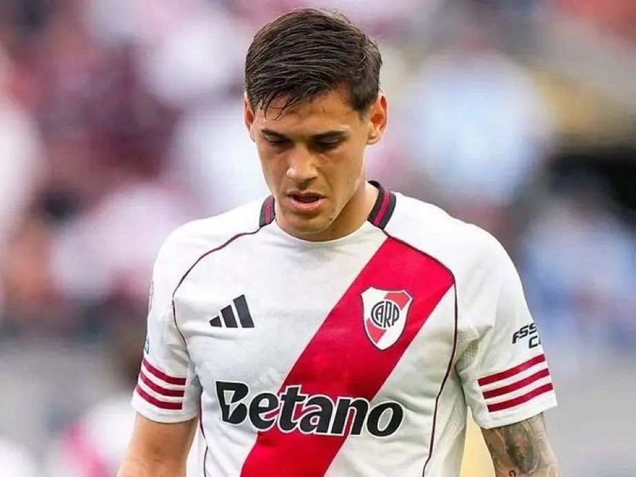 GallinaCossmica's tweet photo. Martinez Quarta la cara de la derrota. 
No solo les regaló un penal a los colombianos, sino que también erró el suyo. 
Ni siquiera se lo taparon, la tiró a la mierda.

Cantilo es poco para este tronco. Tiene que entrenar en el patio de su casa y no volver a pisar el césped del Monumental nunca más.