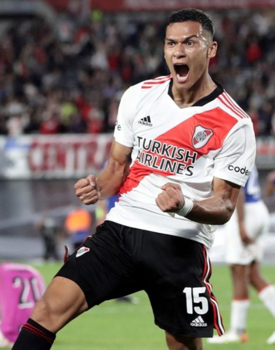 TorrezEdzon's tweet photo. Uno de los mejores jugadores en el último lustro de River Plate, la gente no lo valoró nunca. Herrera nunca se lesionaba, jugaba cada pelota con garra. Miren ahora los jugadores que tenemos. Periodistas hdps!! #RiverPlate #River https://t.co/VebyaFj9og