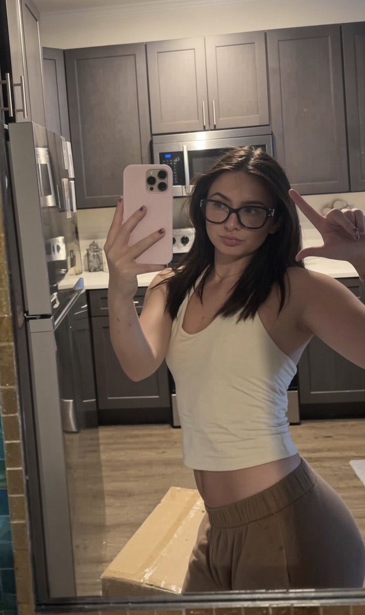 youpaypayton's tweet photo. losers LOVE 18 year old brats https://t.co/OS9aijiQNh
