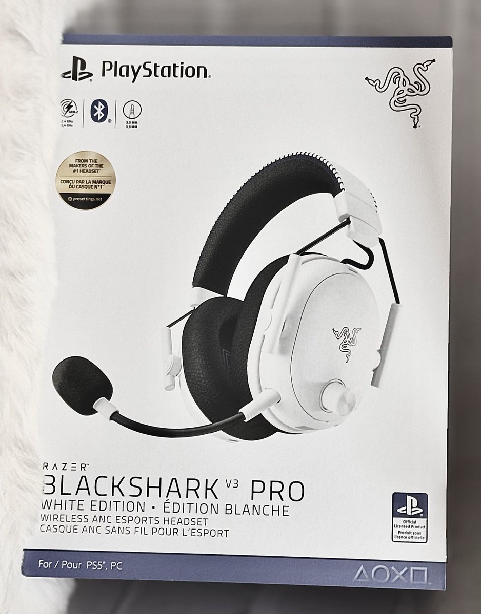 momohina_nano's tweet photo. Razerさんから「BlackShark V3 Pro White Edition」をご提供いただきました🎧🤍

白デバイス好きにはたまらない見た目がかわいすぎる…！ 
音がすごく聞き取りやすいし長時間つけてても快適でびっくりしたよ🥹✨

 ゲームする時間が長いからつけ心地がいいのほんとにうれしい！ これからいっぱい愛用します🎮🤍