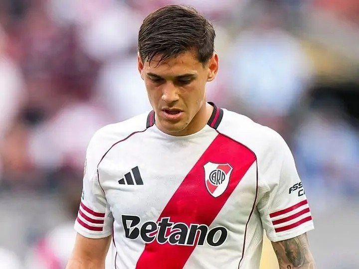 federubi90's tweet photo. Hay lugar en Cantilo para Martínez Quarta? Insostenible que siga en River https://t.co/n4OZOl0RCA