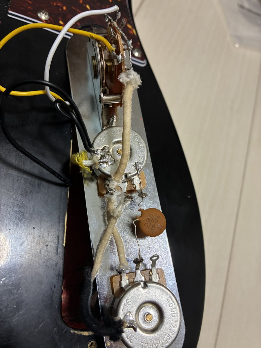 Podw47's tweet photo. ノイズがひどかったからポット交換ついでに配線引き直したら全くノイズ出��くなって神 https://t.co/qfEohROEDa