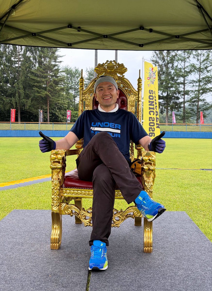 9kingofchicken's tweet photo. 【オブチキ感謝祭7情報】10.24-25に九戸村体育センターに出現するオブチキ玉座に座るという不敬をはたらいた者に「不鶏罪ステッカー（今回限定デザイン）」で罪人の烙印を与える🐔先着300人それぞれの不鶏罪を表現しSNSで自首せよ‼️罪人共よ鶏王からのリプに震えて眠れ‼️‼️ https://t.co/p88gyiEoB6