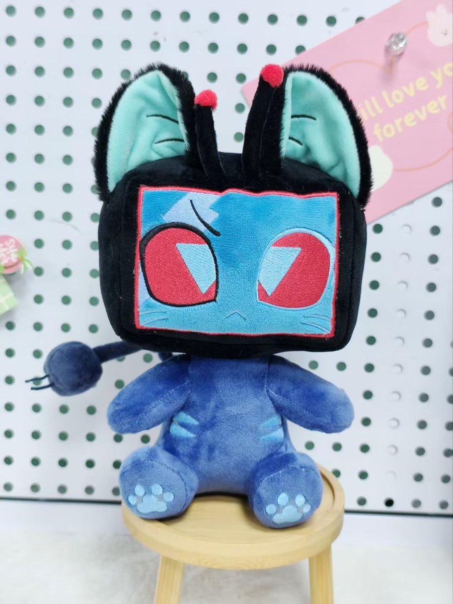 KikoGo0601's tweet photo. 🖥️📺 VOX 15cm PLUSHIE IS HERE!
Our favorite TV-headed demon is now a lil' guy you can hug (or yell at). 😈

🔹15cm tall
🔹$18 (TAX INCLUDED! no surprise fees)
🔹Worldwide shipping 🌍
🔹PRE-ORDER NOW
Link：https://t.co/uTDMRVJiM3
#Vox #HazbinHotel https://t.co/WWYmbsQCMo