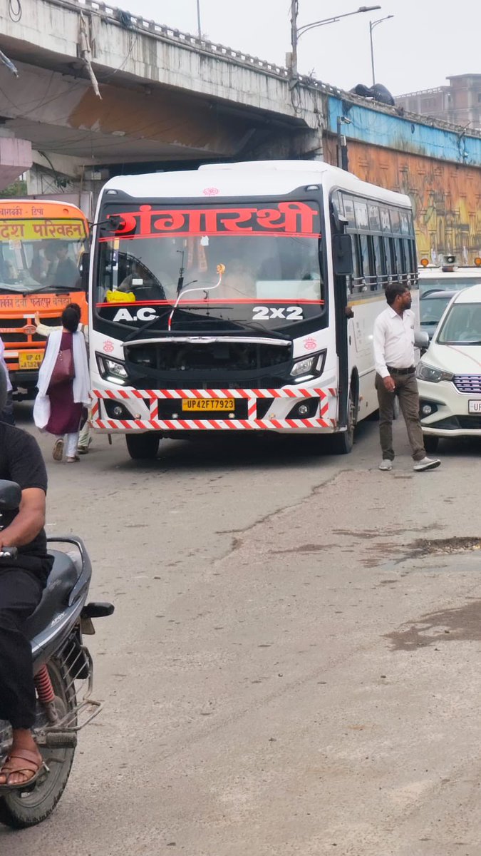 Life_of_BaBa's tweet photo. चिनहट तिराहा पर प्राइवेट बसों द्वारा बीच सड़क पर वाहन खड़ा कर यात्रियों को बैठाने का मामला सामने आया है। मौके पर मौजूद यातायात पुलिसकर्मियों द्वारा बस चालक को सड़क पर वाहन खड़ा कर सवारी न भरने के लिए समझाया गया, बावजूद इसके चालक द्वारा यातायात नियमों की अनदेखी करते हुए बीच
 1/2 https://t.co/fcwPdMeF01
