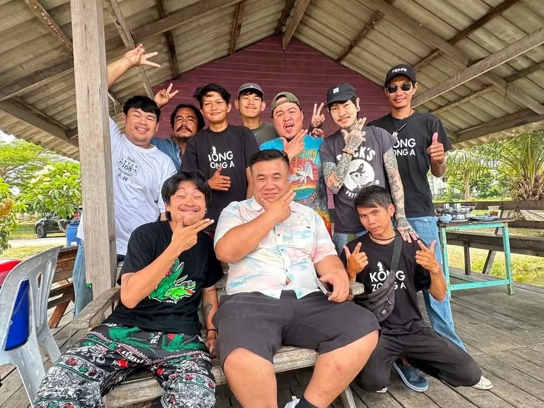 GDeeaiam's tweet photo. คุณอเล็กซ์ เจ้าของคอนโดที่เชียงใหม่ ผู้ที่คอยซัพพอร์ตต้าหลังจากที่มีปัญหากับยัต และนี่คือคำพูดของคุณอเล็กซ์
😊😊😊😊😊

✨เมื่อวานพี่ไม่ได้เห็นคนอ่อนแอนั่งร้องไห้อยู่ในรายการ

พี่เห็น ผู้ชายคนหนึ่งที่ยังมีหัวใจ
ทั้งที่กำลังเจ็บ ทั้งที่มีเรื่องต้องต่อสู้ แต่ก็ยังพูดออกมาว่าไม่อยากเห็นคนที่เคยเป็นเพื่อนถูกใครรุมทำร้าย

สำหรับพี่ ตรงนั้นมีค่ามากกว่าเรื่องว่าใครพูดเก่งกว่าใครเสียอีก

เพื่อนกันมายี่สิบกว่าปี จะให้ลบความผูกพันทั้งหมดภายในวันเดียว มันคงเป็นไปไม่ได้
น้ำตาเมื่อวานจึงไม่ได้น่าอายเลย

มันแค่บอกว่า ต้าเคยรักและให้คุณค่ากับมิตรภาพนี้จริง ๆ

จากวันนี้ เรื่องไหนเป็นเรื่องของกฎหมาย ก็ให้หลักฐานทำหน้าที่
เรื่องไหนเป็นสิทธิ์ของเรา ก็รักษามันให้ถึงที่สุด

แต่หัวใจของต้า...รักษามันไว้ด้วยนะ

ไม่ต้องเปลี่ยนความเจ็บเป็นความเกลียด
ไม่ต้องเอาชนะใครเพื่อพิสูจน์คุณค่าของตัวเอง

เพราะเมื่อวาน คนจำนวนมากไม่ได้เห็นแค่ “ต้า FEDFE”

เขาได้เห็น “ต้า” ที่เป็นมนุษย์คนหนึ่งจริง ๆ

จากนี้เดินต่อเถอะน้อง
ช้าหน่อยก็ไม่เป็นไร

ขอแค่ครั้งนี้ เดินไปข้างหน้าเพื่อตัวเองบ้าง

พี่เป็นกำลังใจให้เสมอ ❤️

#ต้าเฟดเฟ่ #เจเด็ดเฟดเฟ่