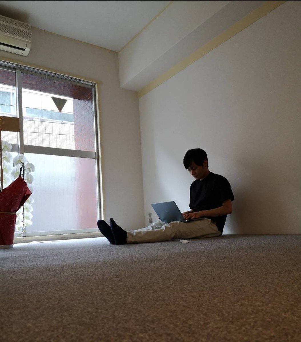 katsumawatanabe's tweet photo. 昨日、fundnoteは創業5周年を迎えました。
2021年8月26日に会社を立ち上げてから丸5年です。

ここまで歩んでこられたのは、fundnoteに大切な資産を託してくださったお客様、お取引先の皆様、そしてfundnoteで働く仲間たちのおかげです。改めて、心から感謝申し上げます。

5年前、会社をつくるための手続きを@samma_ipo と調べながら、一つひとつ進めました。最初のオフィスは、築40年のアパートの3階。
ガムテープに会社名を書いて、玄関の名札のところに貼ったところからスタートしました。
歩くとミシミシきしむ床に、自分の体重の重さを日々感じ、毎日の体重をXに投稿することから始めたのが懐かしいです。
不思議なことに体重を公開すれば意識が高まり、痩せるとばかり思っていましたが、いいねのつく投稿は、前日比体重が増えている時。
陰湿金融村の方達の反応が嬉しく、体重はαを積み上げました。

創業当時は、運用会社としての実績も、お預かりする資産もゼロ。
資産運用立国という言葉がありながら、新興の運用会社がファンドビジネスを始める、ましてや投資信託の会社を始めるには、とてもとても大きな壁ばかりでした。

ただ
「自分自身が本当に投資したいと思える日本株ファンドをつくりたい」
「優れたファンドマネージャーを、もっと多く��人に知ってもらいたい」
「日本から、本当に面白い運用会社をつくりたい」
そんな想いだけは、創業当時から強く持っていましたし、想いを発信することで沢山の方々がお力を貸してくれました。感謝しかありません。

そこから5年。
うまくいかなかったことも、悔しい思いをしたことも、数え切れないほどあります。それでも、正しいことを正しくやるという信念を持ち、実現したい姿を常に思い描き、決断し、挑戦してきました。

会社の規模も、仲間の数も、お客様からお預かりする資産も、創業当時とは大きく変わりました。ただ、目指しているものは変わっていません。
日本には、まだ世界に誇れる運用会社をつくれる余地がある。そして、その一社をfundnoteがつくりたい。

今日から6年目。
これまで以上のスピードで挑戦し、結果を出���ていきます。
これからのfundnoteにも、ぜひご期待ください。