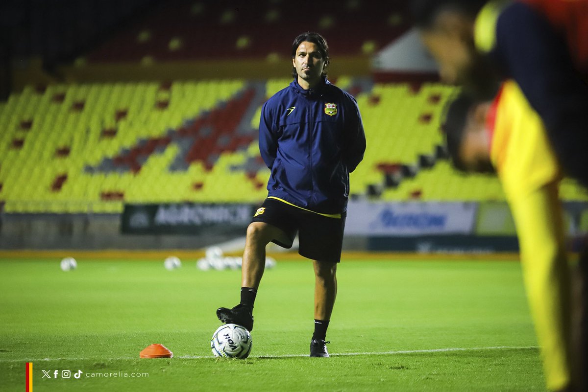 C_A_Morelia's tweet photo. Trabajo intenso en nuestro entrenamiento nocturno. 🏟️

Estamos listos para nuestro partido ante @Dorados 🔜😎

#DelCanarioSoy https://t.co/RGpvJIaYz5
