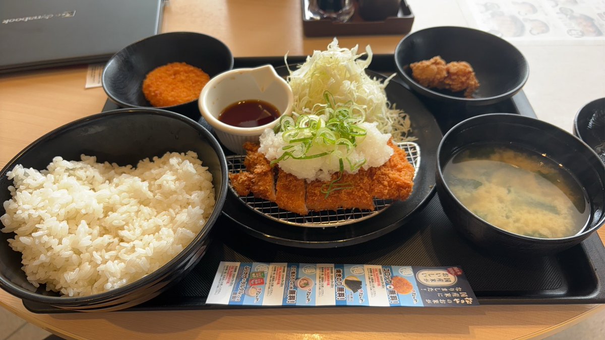 LoFe_Kimi's tweet photo. 昨日までのとんかつプレーンが500円は終わったけど、これだけ食べて670円は最早慈善事業
ご飯と味噌汁おかわりできるし https://t.co/hNahfFuvUi