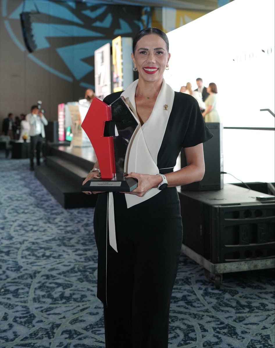 LizetteTapiaC's tweet photo. Con orgullo recibí el reconocimiento Microeconomía, otorgado por Alcaldes de México, por los programas Empléate y Mujer Emprende.

Este reconocimiento nos motiva a seguir respaldando a quienes todos los días trabajan, emprenden y generan oportunidades para sus familias. ✨👏🏻 https://t.co/JC4bhHpLF5