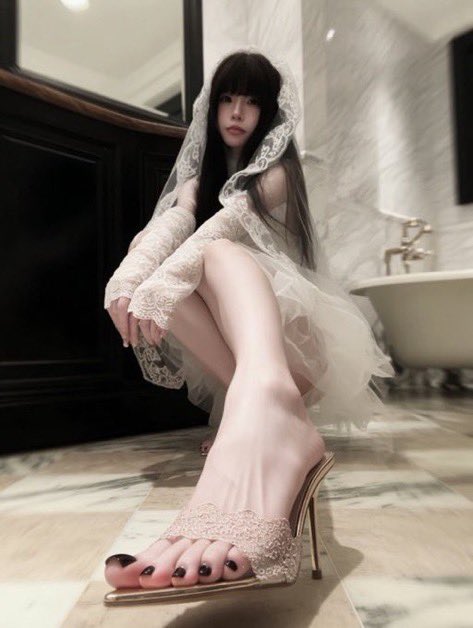 JuliaPhilltgvx's tweet photo. 喜不喜欢妈妈的大骚脚，踩死你这条狗 #足控 #足底 #反差 #恋足 https://t.co/MnQR90hg79