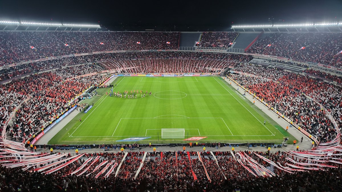 AgusDiaz1's tweet photo. Pídanle perdón a la única hinchada capaz de reventar este estadio mientras no le ganamos a nadie. Incomparable a nivel Mundial. AGUANTE RIVER Y SU GENTE. https://t.co/vvAq2VbUTM