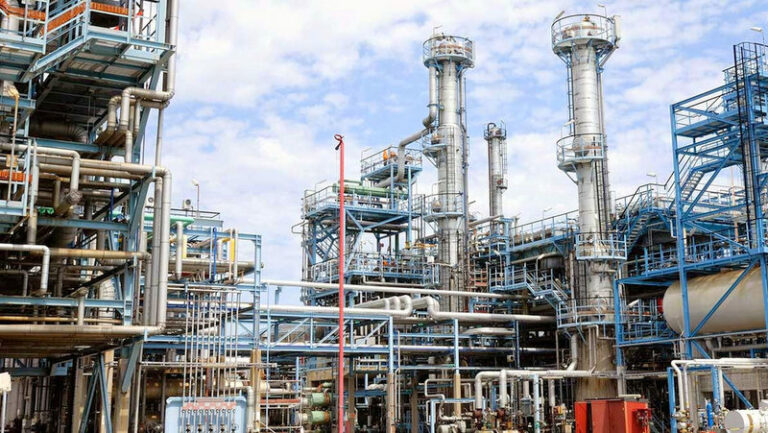 ParallelCo_'s tweet photo. Nigeria’s local refineries, led by Dangote Refinery, supplied nearly three-quarters of the country’s petrol in the first seven months of 2026, delivering about 7.41 billion litres—up sharply from 4.27 billion litres in the same period of 2025.

#Nigeria https://t.co/oqHZvrUtuZ