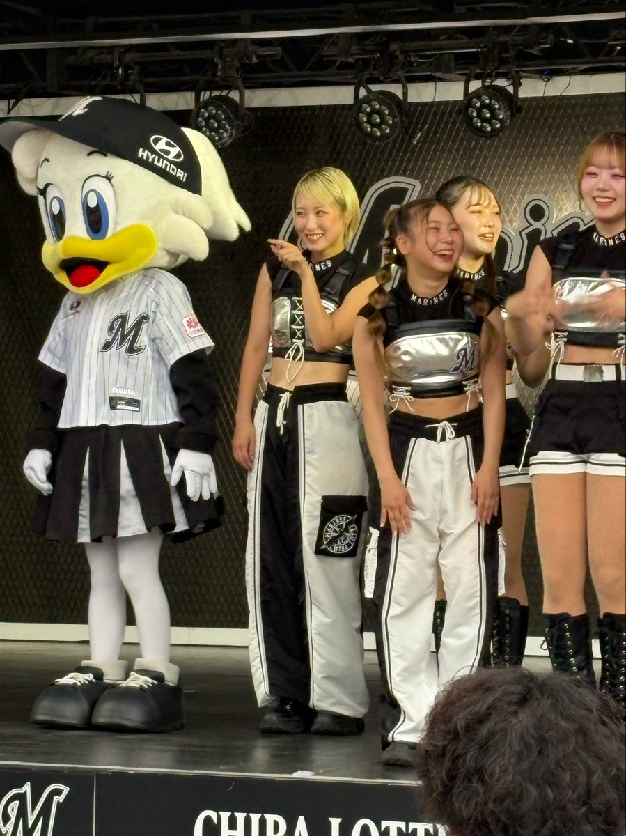 RickdiasVb's tweet photo. 大雨の中、幕張。

マリーンズ観にきたのかM⭐︎Splash!!を観にきたのかわかんないね
今日もまた、試合開始時間の見合わせ https://t.co/tXYTcbki4k