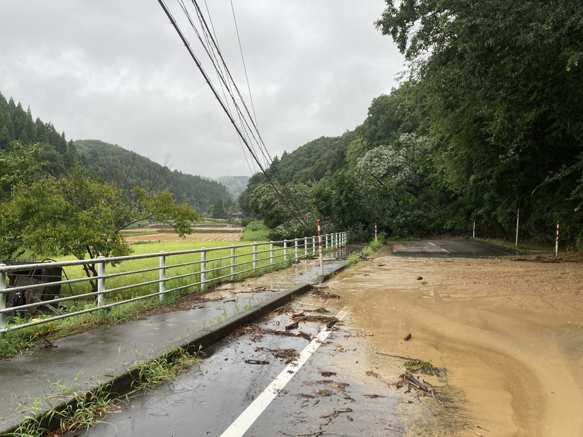 nadeshikoharuna's tweet photo. 富山県氷見市が今回の大雨により、土砂災害、洪水、地盤隆起の被害にあっております。
こちらはばーちゃんちに行く道中ですが、この状態です。
道路も車が通れる状態ではありません。
皆様も気をつけてください。 https://t.co/TDbD2AoLzx