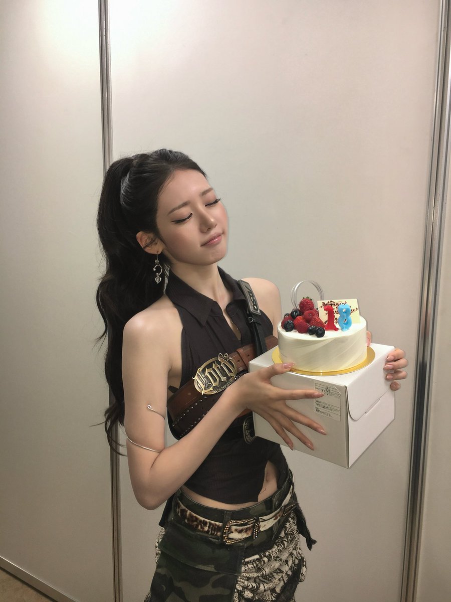 picbaemon's tweet photo. RORA INSTAGRAM UPDATE 🎉🎂 https://t.co/uW6mq236iq