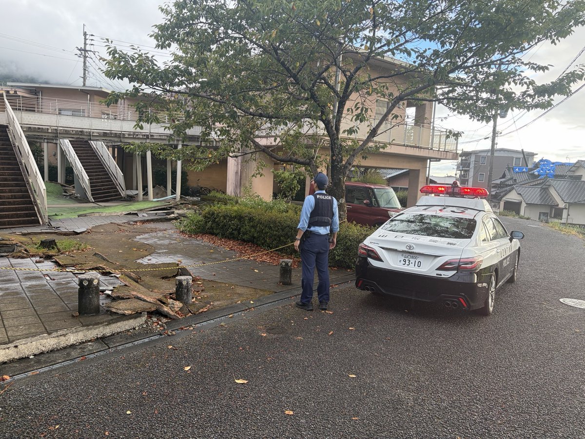 NPA_saigaiKOHO's tweet photo. 熊本県に応援派遣されている特別自動車警ら部隊は、パトロールを通じて避難所を回り、熊本の皆さんに安全・安心を届ける活動を行っています。写真は山口県警察の特別自動車警ら部隊が、八代警察署管内をパトロールする様子です。警察は震災に便乗した犯罪を許しません。
#令和８年熊本地震 #山口県警察 https://t.co/Y5kTOnXPx2