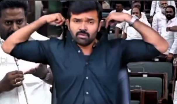 mrithulaM's tweet photo. அடிச்ச அடி அப்படி 😂😂 https://t.co/azLrFaMh1y