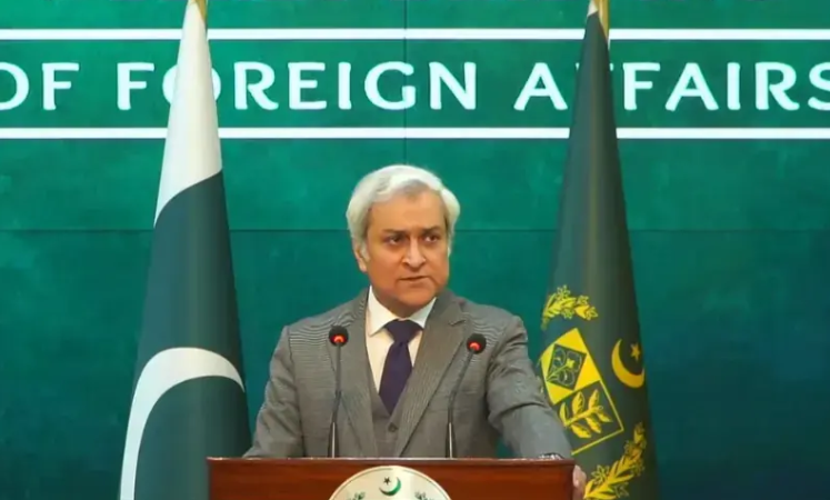 updat9es_'s tweet photo. #Pakistan continues diplomatic efforts to ease tensions between the #UnitedStates and #Iran and end the military standoff, Foreign Office spokesperson Tahir Andrabi said, stressing that dialogue and diplomacy are the only path toward a lasting solution to regional challenges. https://t.co/aCTrcKNNR2