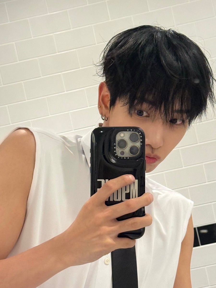 myungjce's tweet photo. Snapping some pics, exclusive for my dear ONEDOORs. https://t.co/tonIBLcUkw