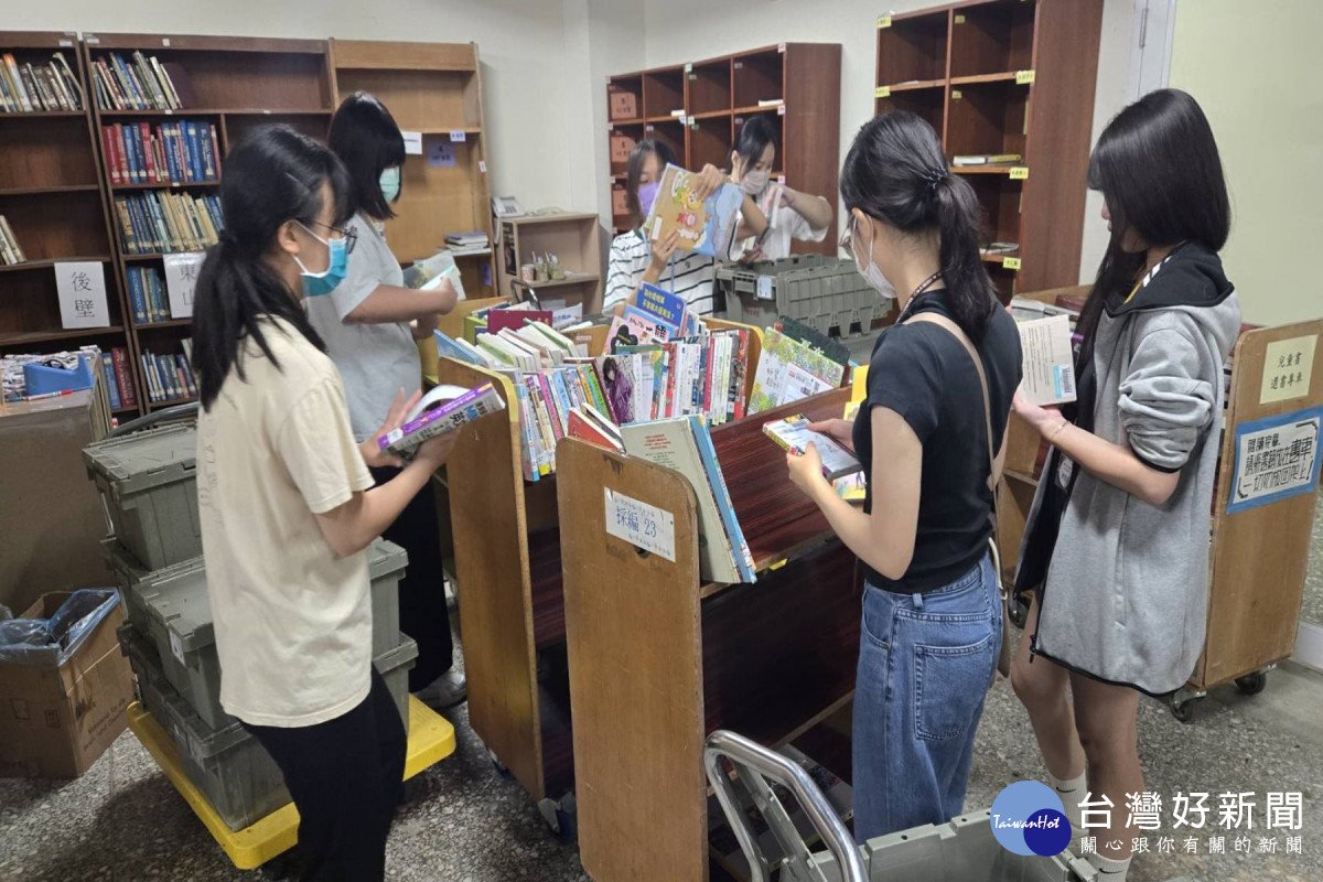 alex8hh's tweet photo. Using technology to enhance volunteer training, 40 students were able to experience the sense of achievement that comes from using library services in a more efficient manner. https://t.co/LVQ5nhVDMN