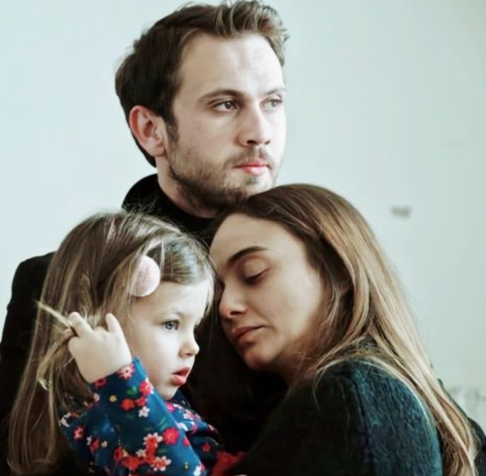 arasdamlafan's tweet photo. MUHTEŞEM ÜÇLÜ💛 @Aras_B_iynemli 💛 @DamlaSonmez 💛 #ArasBulutİynemli #DamlaSönmez #EfYam #ArDam #Çukur 💛 https://t.co/AVKd6tisUg