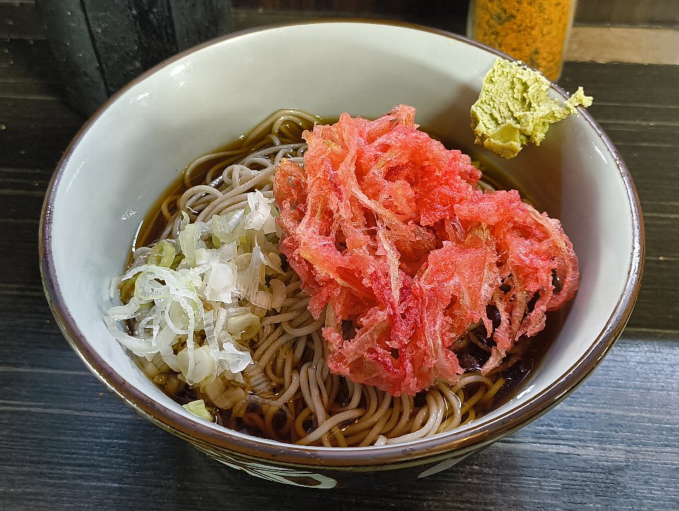 pinkhip's tweet photo. この日のランチは『文殊 浅草店』で「冷し紅ショウガ天そば」を手繰った。
最近、『文殊 浅草店』の自販機が変わって、この「冷し紅ショウガ天そば」もとても買いやすくなった。
以前は「冷しかけそば」を買い、「紅ショウガ天」は口頭で、それも現金で頼まなければダメだったのにだ。
機械の力を最大限に活用している「文殊」に拍手だ（笑）。
「冷し紅ショウガ天そば」は、「冷しかけそば」に「紅ショウガ天」を合わせたに過ぎない。
でも塩っぱいのである。
それは紅ショウガ自体が塩っぱいからなのだが、塩っぱい蕎麦を手繰りたいのなら、これは打ってつけの蕎麦だ。
だが、この日のように、「紅ショウガ天」は食べたいが、塩っぱいものは避けたいのなら、せめてその汁は呑まないでおこうと思う。