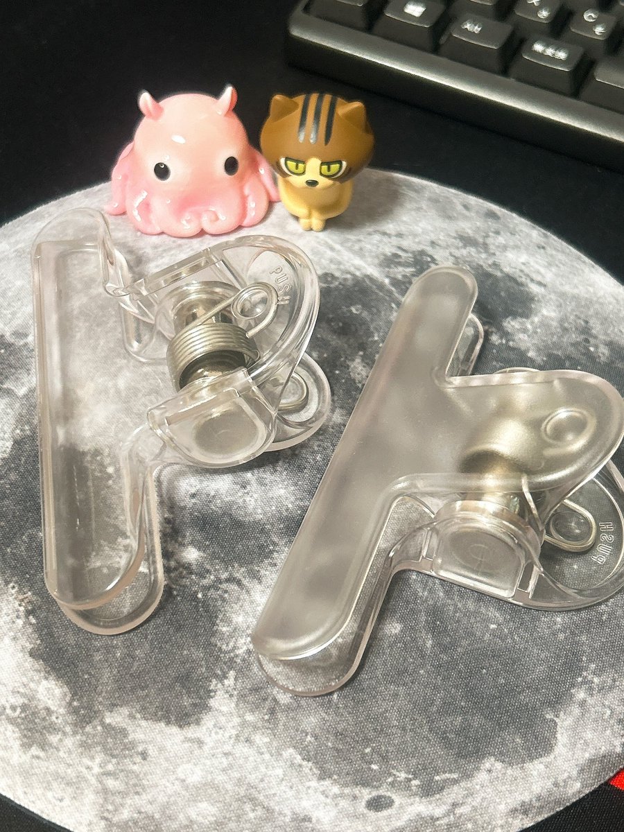 menta_ko's tweet photo. ルルブを開いたままにするのにいいと聞いてオモクリップを買ってみました
すごい〜🙌✨分厚いCoC6基本ルルブでもしっかりキープしてくれるし、片寄ったページも上手く開いてくれて助かる…ソニックさんありがとうございます！ https://t.co/O6vnbaNgc2