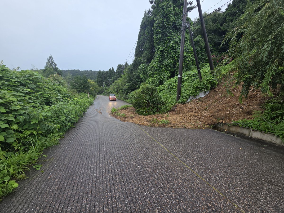 mtu62's tweet photo. めちゃめちゃやな。電気もこないし孤立だ。
#氷見市 #大雨 https://t.co/KwXgCZej13
