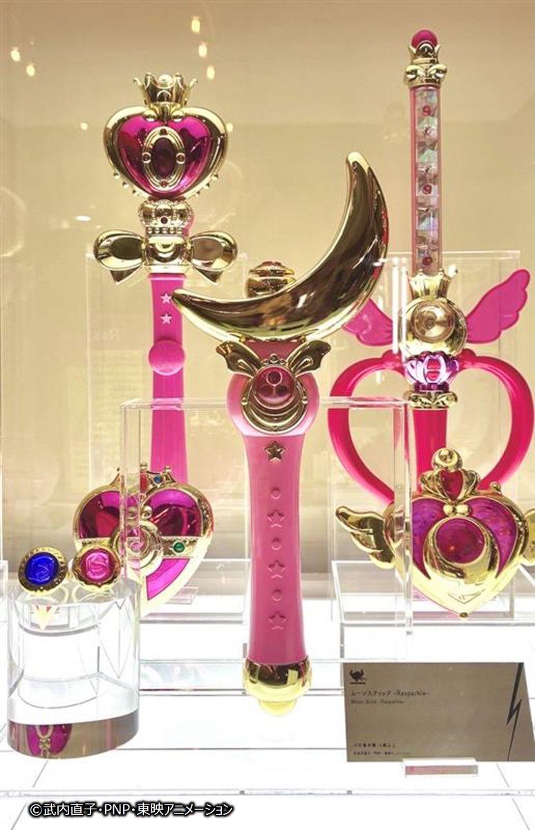 t_features's tweet photo. ムーンスティック -Resparkle-
　＼　初展示　／

現在開催中の #東京おもちゃショー2026 のバンダイ・BANDAI SPIRITSブースにて
#美少女戦士セーラームーン
「ムーンスティック -Resparkle-」を展示中！
ぜひお立ち寄りください♪ https://t.co/nUAfsGl3Rm