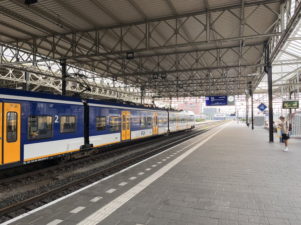 FrisoG's tweet photo. Paar dagen naar nabije steden in Duitsland voor wat musea, en uiteraard bracht NS met stipt op de minuut naar de grens bij Venlo, en heb ik intussen in een half uurtje DB-treinen al weer +30 minuten te pakken. Want de Duitse Spoorwegen kunnen niks 😅 https://t.co/NxCKKA9KKp