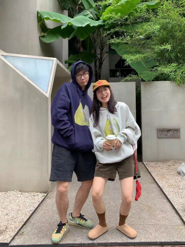 AlexanderPere41's tweet photo. Just spilled my iced latte on my sweatshirt and my bf immediately swapped his clean one for me even though he’s running late to work https://t.co/ZJPbfARpDg