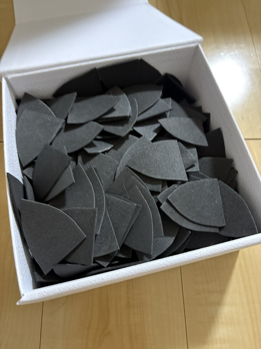 ch_z_z_'s tweet photo. 私の超大作金木くん赫子の制作過程出てきたᵔ-ᵔ♡
1枚1枚鱗を切って貼る作業が本当にしんどかった https://t.co/VXXT1TL0SA
