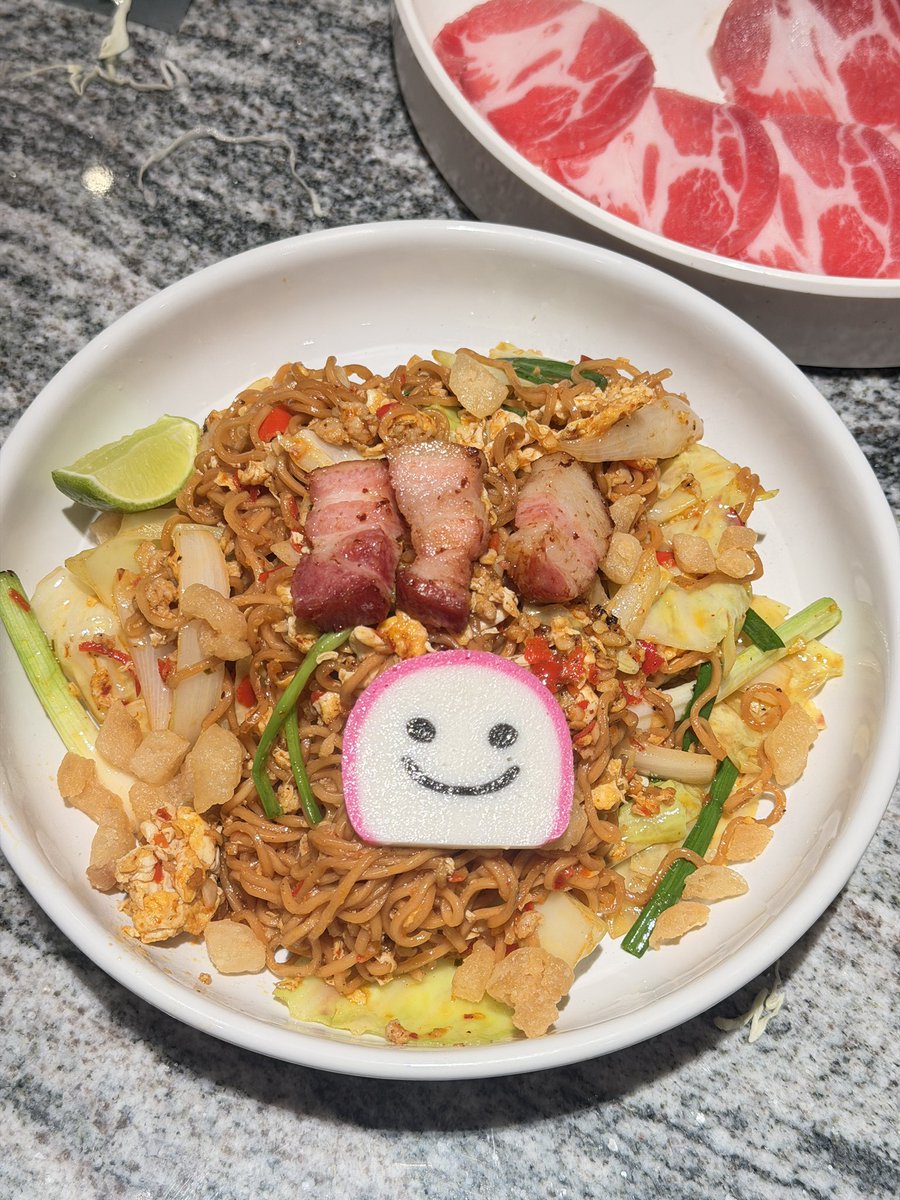napqin1's tweet photo. สิ่งนี้ในบาบีก้อนอร่อยม้ากกกกก ผัดมาม่ากับยำหมูสามชั้นทอดใส่ปลาร้า ใครไม่ชอบกินทอด สั่งหมูเด้งได้เลยอร่อยจริง น้ำยำเขาทำถึงอะะะ ผัดมาม่านี่สั่งให้ใส่พริกเพิ่มด้วยเพราะชอบกินแซ่บ ไอเลิฟมากก มีโอกาสก้จะกินอีกก ซ้ำแน่ 🥹 https://t.co/6PA9gZhCFA