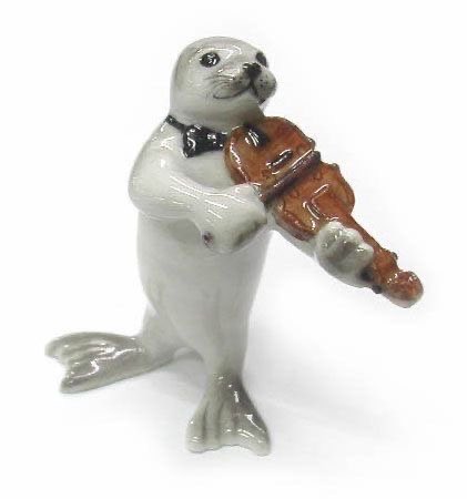 trinkyswinky's tweet photo. Little seal guy playing the violin https://t.co/EUTxcj0Ina