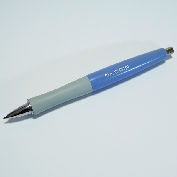 RenardBlueJpn's tweet photo. 1992年の発売直後、たまたま店頭で見つけて購入してから、無くさず壊さず 34 年使い続けたらこんなんなりました。ここまで来たからには 看取るか看取られるまで共に過ごしたい。😊

The First Dr.GRIP Mechanical Pencil - HDG-50R https://t.co/ap1P7Db6zF