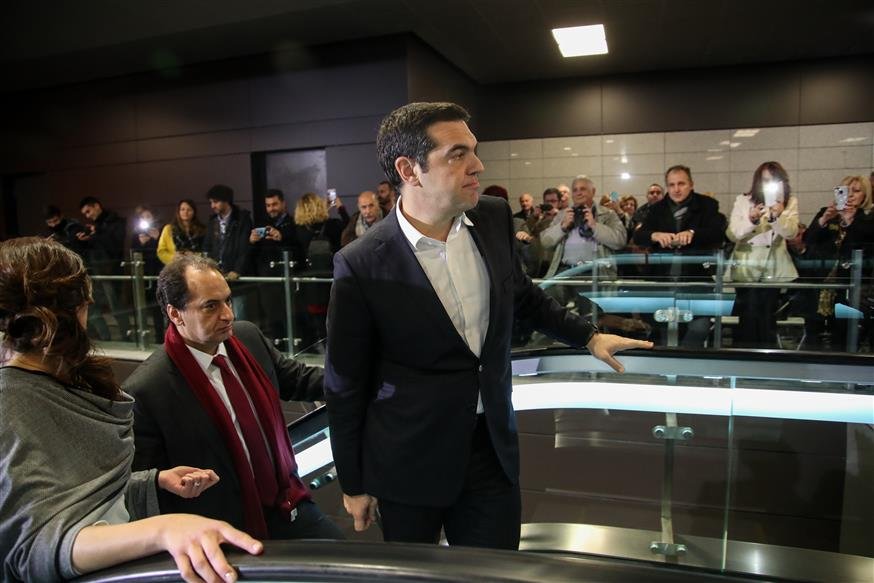 ypoglossio_Subl's tweet photo. Παρακαλείται ο κ. Τσίπρας όπως προσέλθει στις αποθήκες της πόλης μας να παραλάβει τους μουσαμάδες του. 
Θα σερβιριστεί επίσης καφεδάκι,  κονιάματα και κουλούρι  Θεσσαλονίκης.  
Να είμαστε καλά να τον θυμόμαστε.
 #μετρό
#εγκαίνια 
#ΕΛΑΣ https://t.co/EjMIwd9JTb