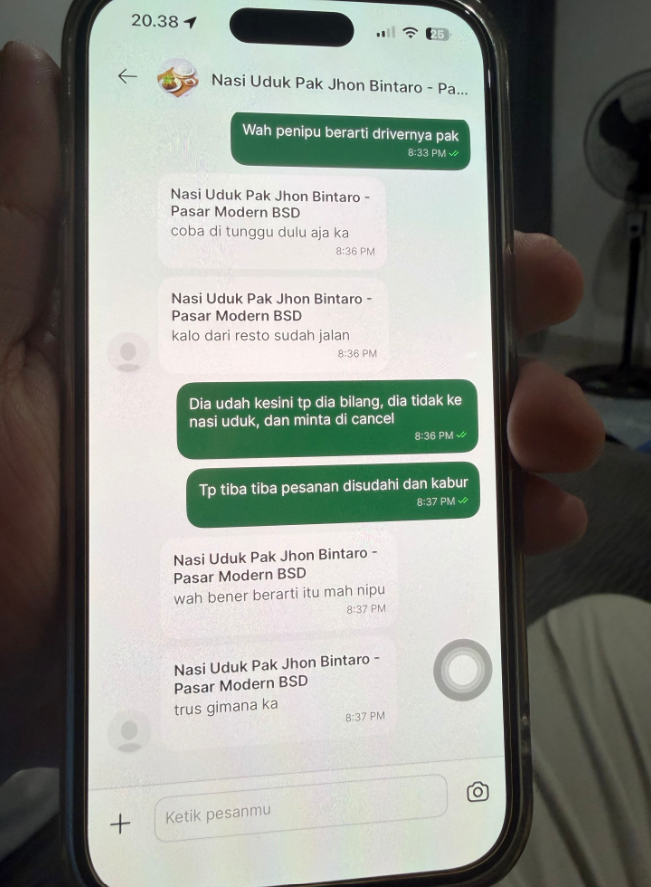 txtharihariWNI's tweet photo. Hari ini, seumur memakai Grab, baru kali ini aku merasa ketipu. Semoga kejadian ini nggak terjadi ke teman-teman yang lain.

Ini bayarnya pakai OVO, ya, bukan cash.

KRONOLOGI:

1. Suami beli nasi uduk Pak Jhon di Pasmod BSD.
2. Driver datang ke rumah, tapi nggak bawa pesanannya. Dia bilang salah alamat.
3. Pas kami cek, ternyata nama restonya ada. Driver kemudian minta kami membatalkan pesanan.
4. Kami bilang nggak bisa. Dia bilang bisa dibatalkan dari pihak dia, lalu dia menyelesaikan pengiriman.
5. Kami chat merchant, dan kata masnya pesanan tersebut sudah diambil oleh driver Grab.

Yang bikin makin bingung, driver tersebut sebelumnya sudah datang sampai ke rumah kami.

Ini apa memang nandain rumah kita juga? 😭

Kalau sampai kejadian ini diviralkan, takutnya malah ada hal-hal aneh yang terjadi.

Tolong ditindaklanjuti dan tolong teman-teman juga lebih hati-hati supaya nggak mengalami kejadian seperti ini.

Uangnya mungkin nggak seberapa buat kita, tapi jujur kejadian seperti ini bikin stres.

Apalagi kalau memang benar pesanannya sudah diambil, tapi sampai rumah bilang salah alamat dan meminta kita cancel, lalu pesanan malah diselesaikan.

Semoga pihak Grab bisa membantu mengecek dan menindaklanjuti kejadian ini.

Ada yang pernah mengalami kejadian serupa saat menggunakan Grab?