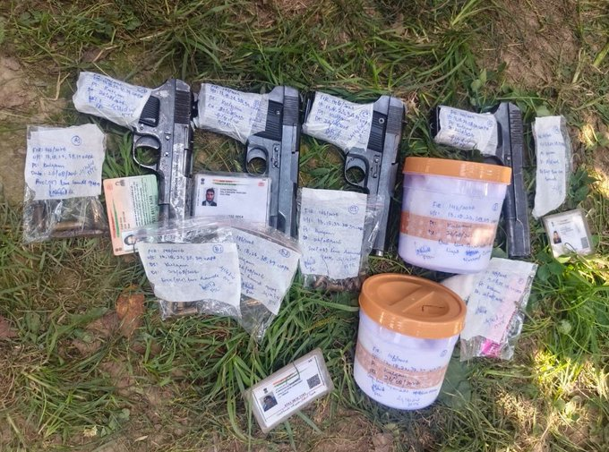 Majsameerbudha's tweet photo. A major security breakthrough in Kulgam: joint forces apprehend five suspected terror associates and recover four 9mm pistols, four magazines, two hand grenades and ammunition. Further investigation is underway.  #IndianArmy https://t.co/AApZTwIba7