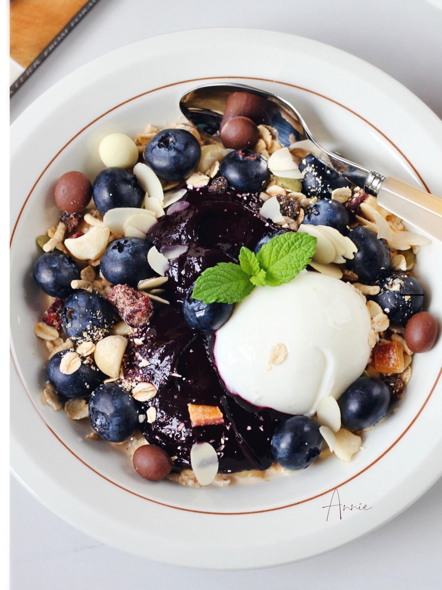 torfun15o's tweet photo. Just enjoyed a warm homemade oat bowl with fresh blueberries and a drizzle of honey—perfect start to the weekend!， https://t.co/YANIAMrOLj
