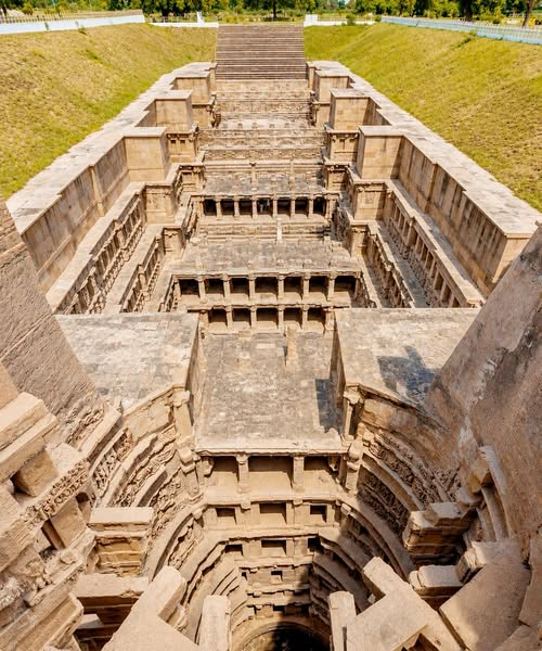 singhc5191's tweet photo. 🏛️ सदियों तक धरती के नीचे छिपा भारत का अद्भुत खजाना 🇮🇳

गुजरात के पाटण में स्थित रानी की वाव सिर्फ एक बावड़ी नहीं, बल्कि भारत की प्राचीन स्थापत्य कला और शिल्पकला का अद्भुत उदाहरण है। 

कभी मिट्टी और मलबे के नीचे दब चुकी यह ऐतिहासिक धरोहर लंबे समय तक लोगों की नजरों से ओझल रही। पुरातत्व विभाग के संरक्षण और वर्षों की मेहनत से इसे फिर से दुनिया के सामने लाया गया। 🙏

इसके विशाल गलियारों, स्तंभों और बारीक नक्काशी को देखकर आज भी प्राचीन भारत की कला-कुशलता पर गर्व होता है। 

यह सिर्फ पत्थरों में तराशी गई इमारत नहीं…
यह हमारे पूर्वजों की कल्पना, तकनीक और अद्भुत शिल्पकौशल की जीवित विरासत है। 
भारत की ऐसी धरोहरों को जानना और संरक्षित रखना हम सभी की जिम्मेदारी है। 

जय हिंद 🙏
भारतीय विरासत को नमन 🚩