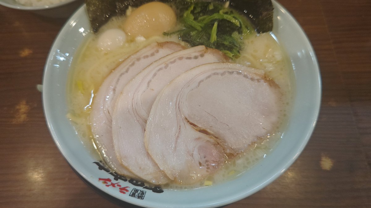 Shiro7Shiro's tweet photo. 町田商店ほんと塩うまい😋
生姜と玉ねぎいっぱいいれるのがなお美味い😋
チャーシュー戻った？ https://t.co/wFdlud3CKB