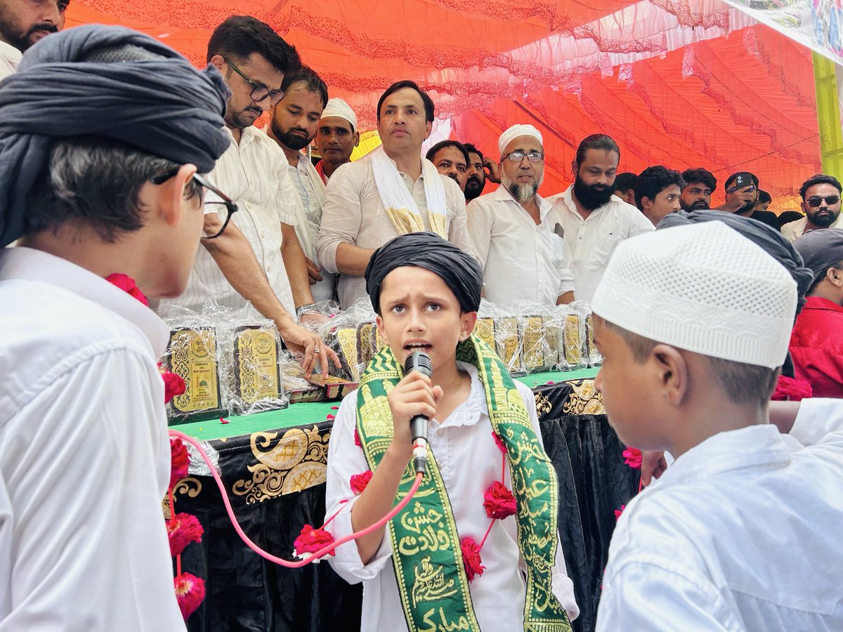 aneesrajasp's tweet photo. #171_लखनऊ_पश्चिम_विधानसभा क्षेत्र में टुडियागंज चौराहे कैम्प लगाकर #जुलूसे_मदहे_सहाबा में शामिल होने वाली अंजुमों का स्वागत और सम्मान किया, और जुलूस में आए हुए सभी लोगो को तबाररुख़ तकसीम की गई!

@yadavakhilesh @samajwadiparty https://t.co/cRgOZU7pIz