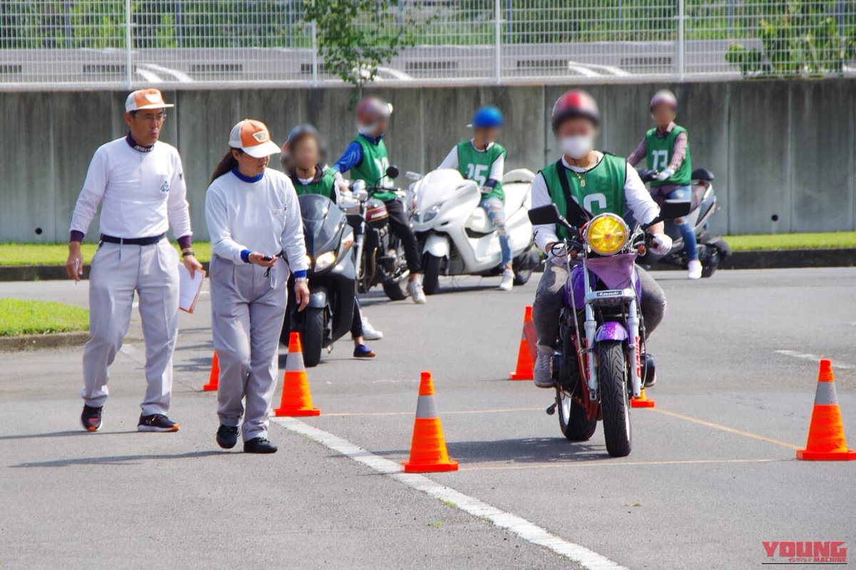 youngmachine_x's tweet photo. 【 高校生の交通安全講習 】

かつて「三ない運動」を掲げていた埼玉県。
2018年、その方針を交通安全教育へと転換しました。

今年も開催された高校生向け講習会では、この春施行された改正道路交通法に対応した新しい実技も盛り込まれていました。

会場には、生産終了した50cc原付に代わり新基準原付で参加する生徒の姿も。

詳細はこちら👇
https://t.co/z9toKyd8VX

#交通安全 #高校生