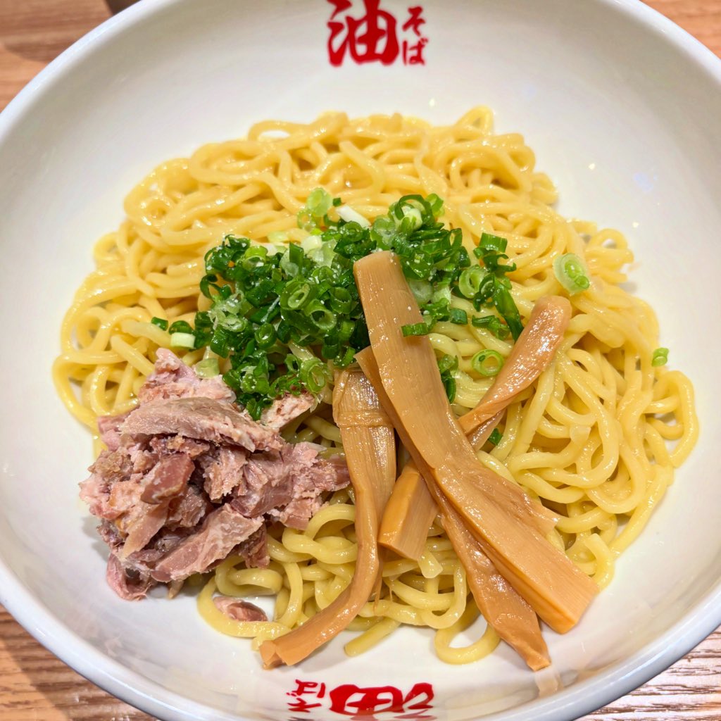 okazoo4's tweet photo. 今日の昼食は元祖油堂の油そば
なんだか慌ただしい雰囲気
どうかこの後は平和な1日を🕊️ https://t.co/mpMr8LxVKB