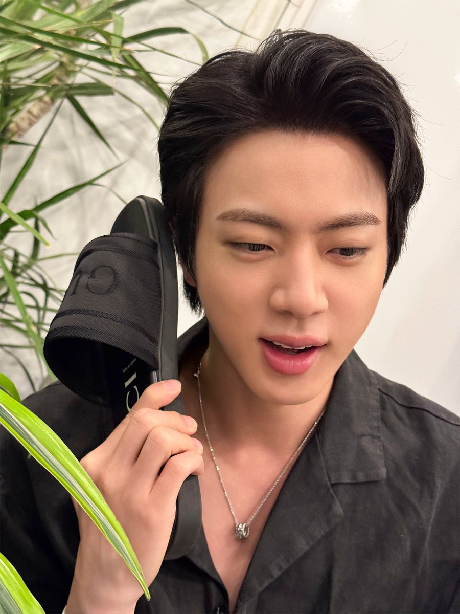 jininilicious's tweet photo. things you can use as a phone: a useful guide by jin

1. super big shrimp 
2. gucci slide
3. big beer glass
4. award trophy https://t.co/2wJq3frlQN