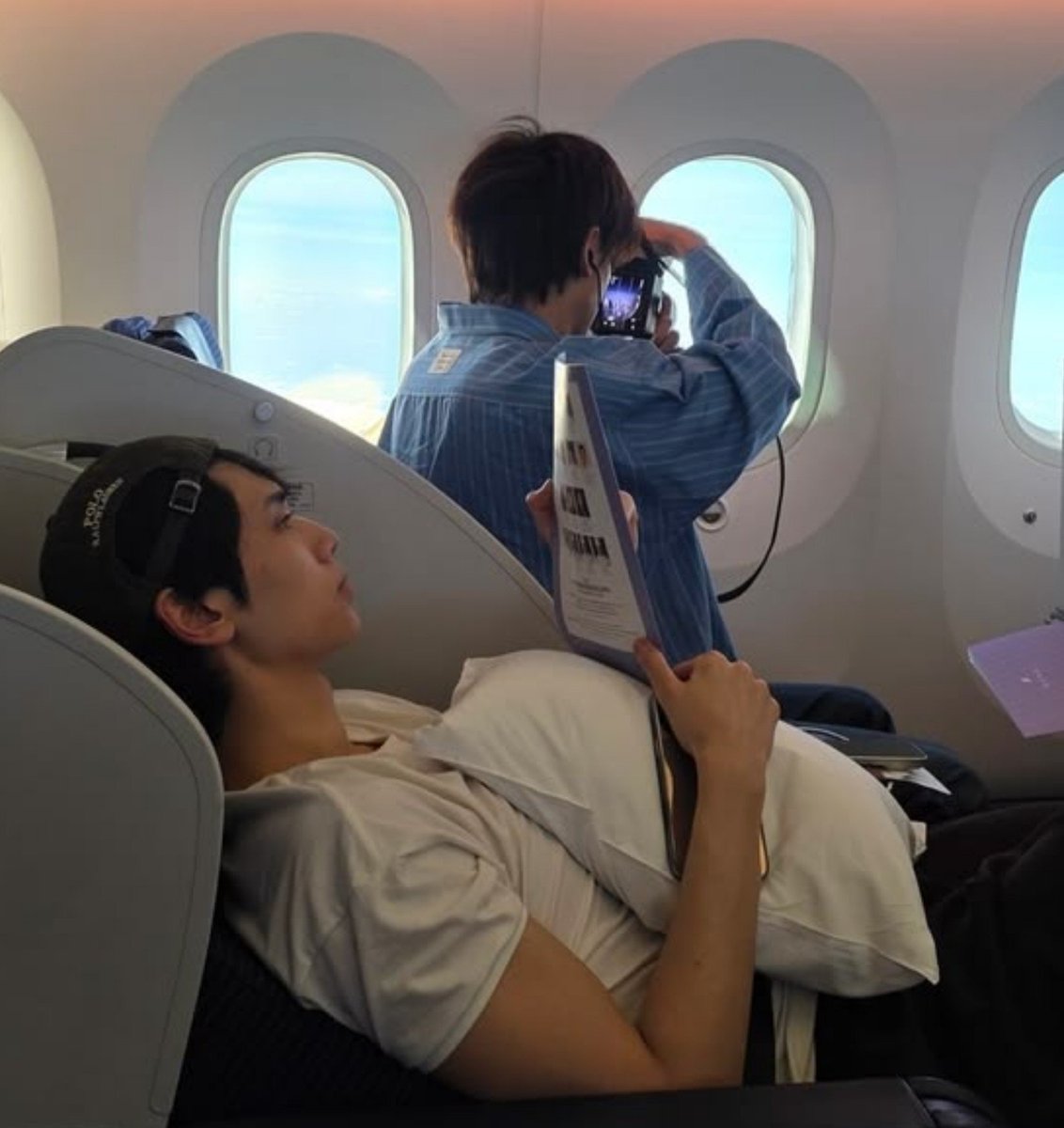 miyoochiie's tweet photo. it's always joong with camera and dunk reading the book. Typical "couple on vacation" behavior🧘‍♀️ https://t.co/UsKPXsUK37