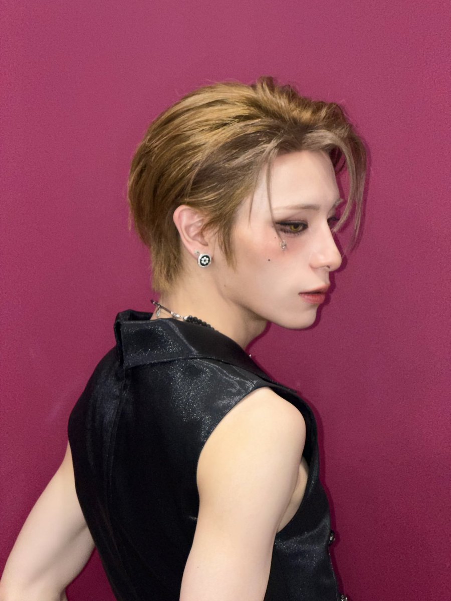 harushorty's tweet photo. The side profile is so insane he can cut an apple in half
#Haru #XLOV https://t.co/UO3ueCFWCa
